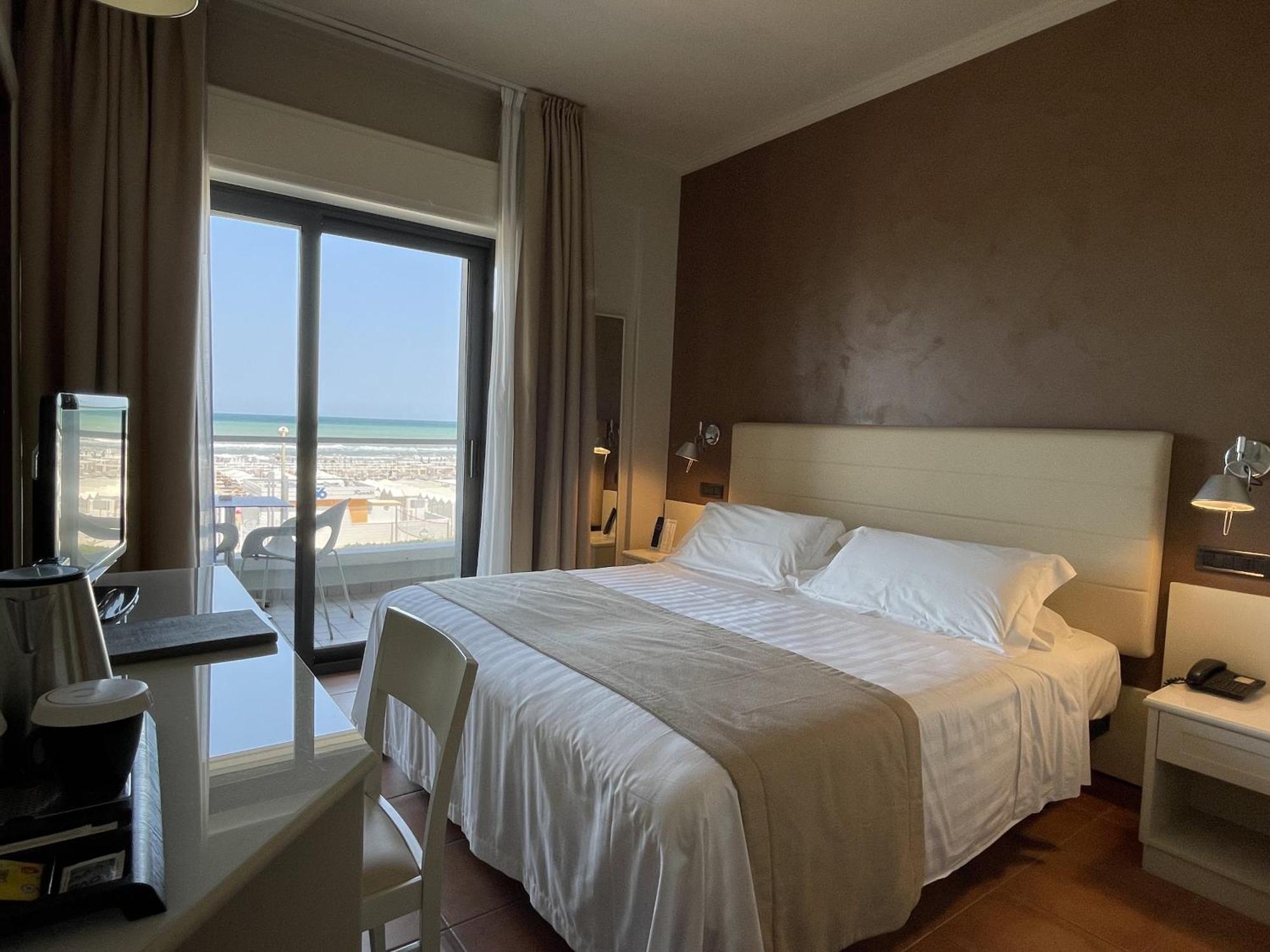 Hotel Ambasciatori Riccione Esterno foto